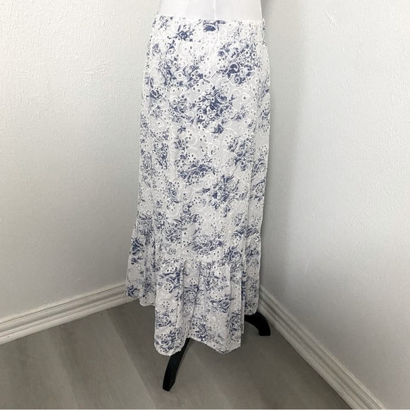 Lucy Paris White and Blue Embroidered Eyelet Skirt Size Large Inner Lining EUC - Picture 1 of 10